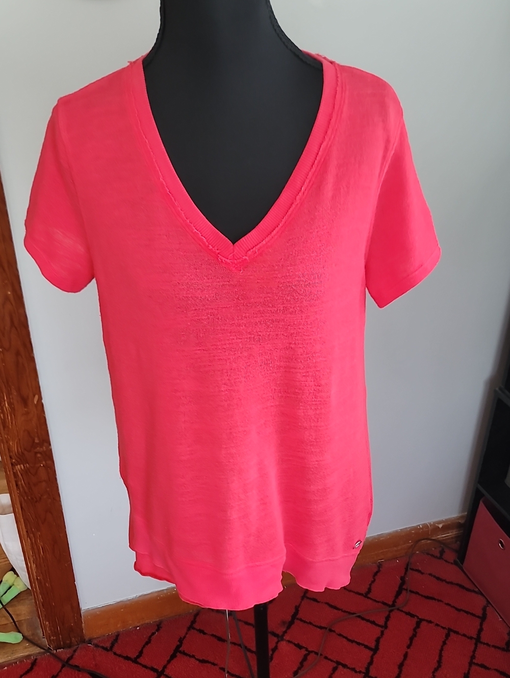 Calvin Klein Performance Bright Pink V-Neck Short Sleeve Tee size small